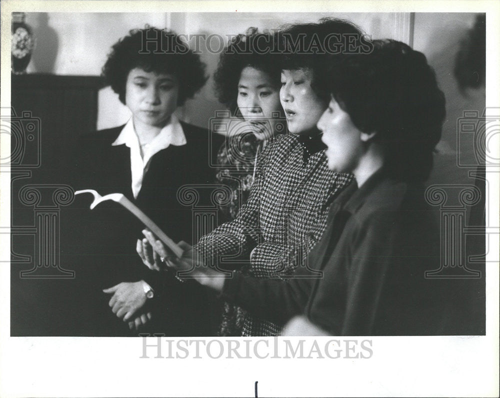 1988 Press Photo friends relatives join hymn mass Winnetka Beata Lhee - Historic Images