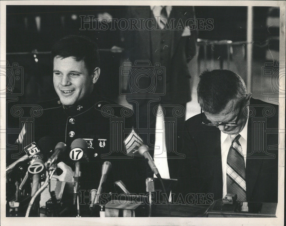 1982 Press Photo Marine Sgt. Paul Lewis Day press conference - Historic Images