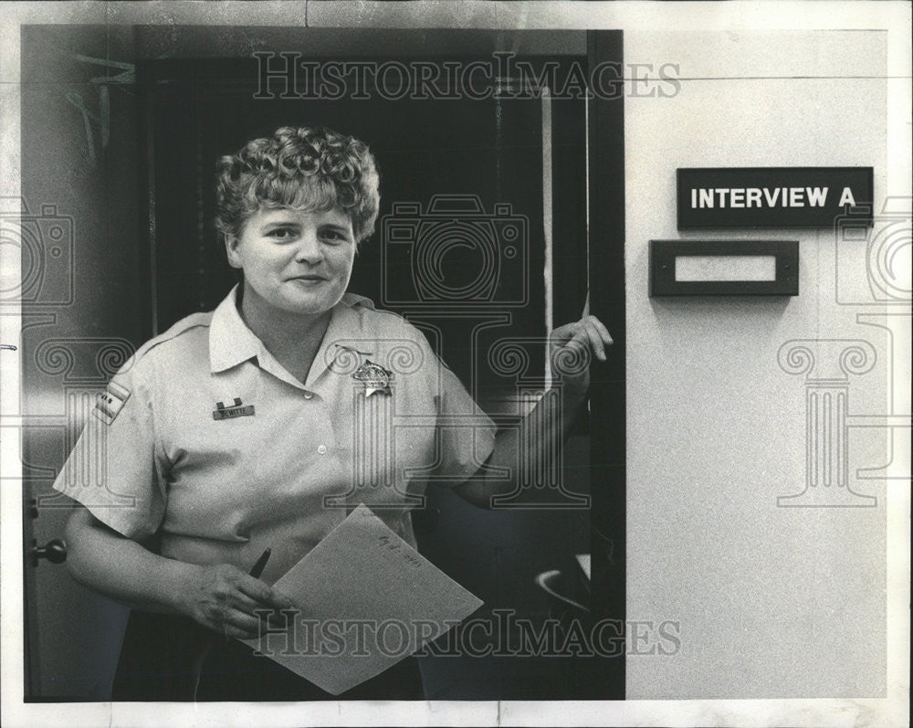1976 Press Photo Policewoman Helen DeWitt Area 4 Youth Division auto thief loop - Historic Images