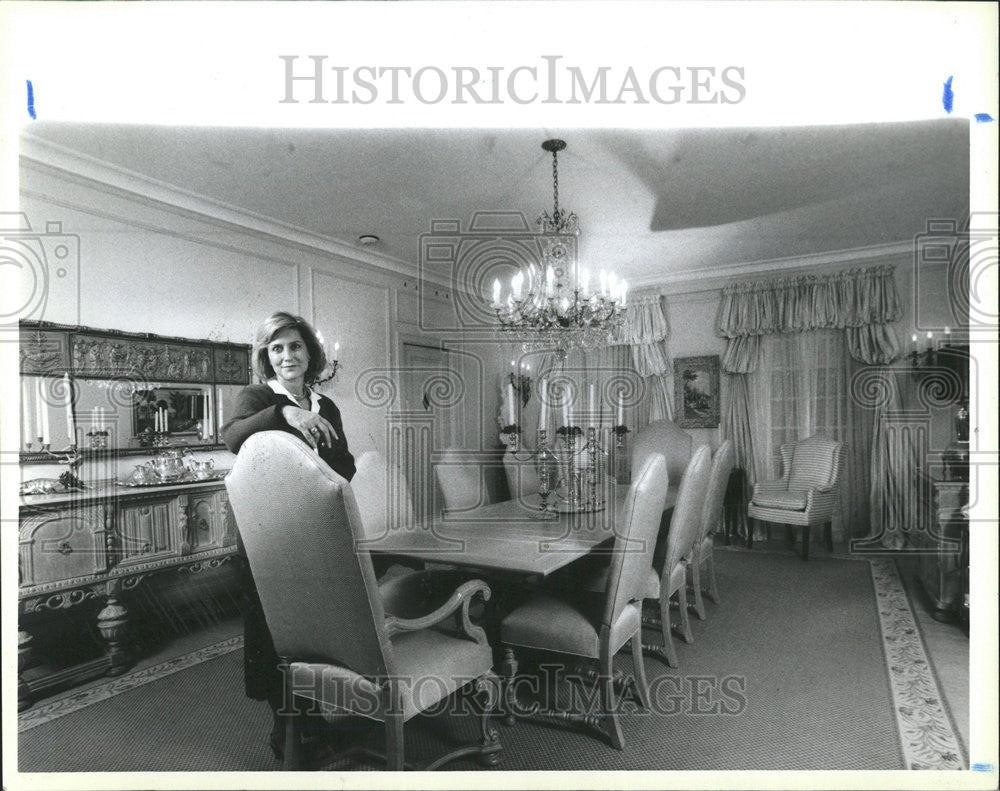 1988 Press Photo Joan Dewitt  Antique modern mirror panels pink Dinning Room - Historic Images