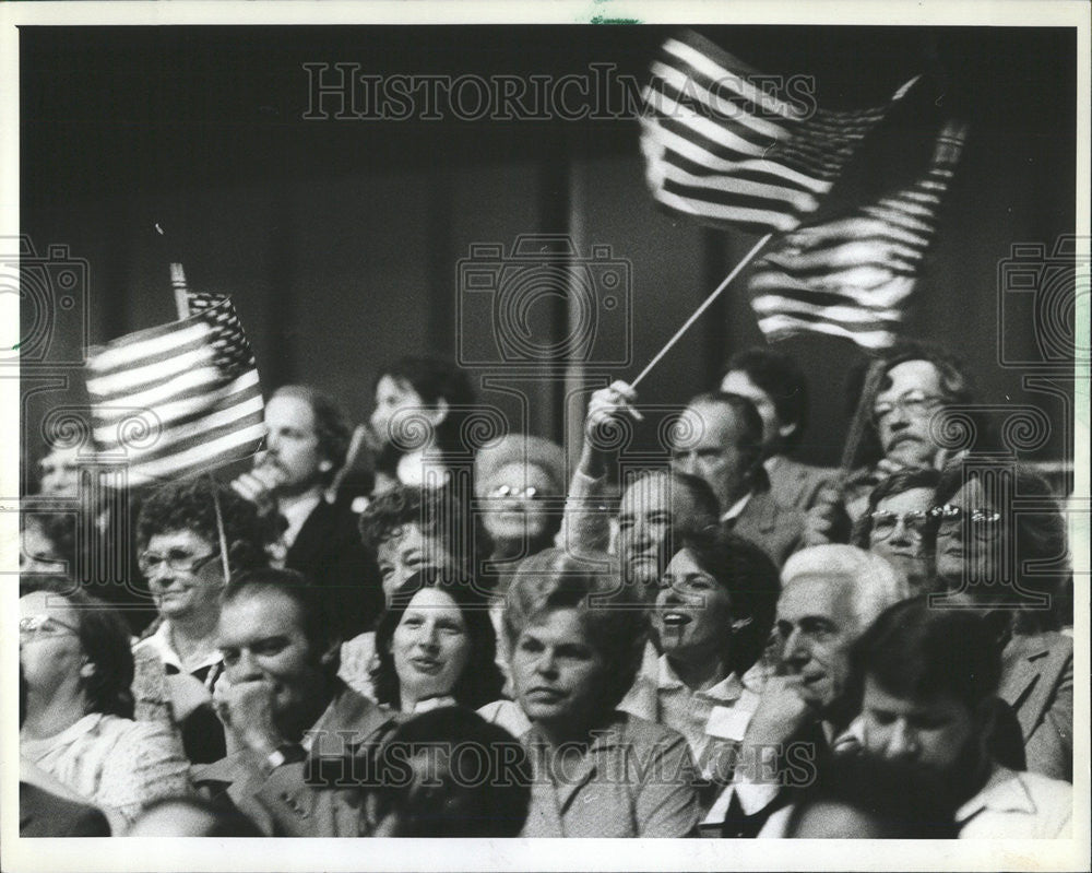 1982 Press Photo crowd applauds remarks Rich DeVos president Amway Corp. - Historic Images