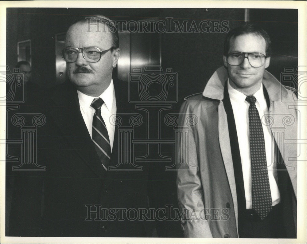 1984 Press Photo Judge John Devine leaves federal building sentencing - Historic Images