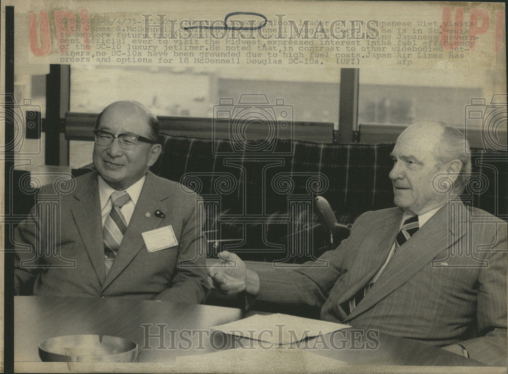 1975 Press Photo Zentrac Kosaka with James McDonnell posting new plane orders - Historic Images