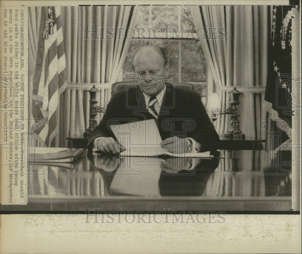 1974 Press Photo President Gerald R Ford working in Oval Office - Historic Images