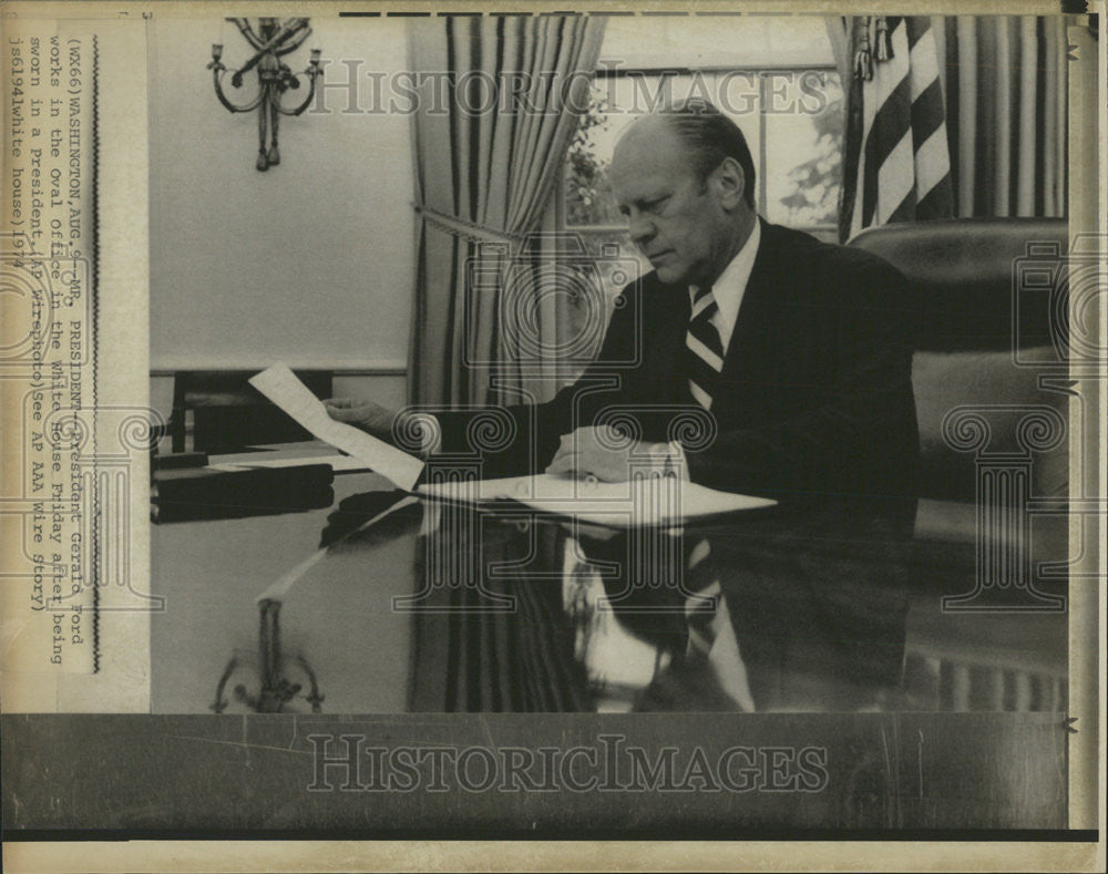 1974 Press Photo White House President Gerald Ford work Oval Office Washington - Historic Images