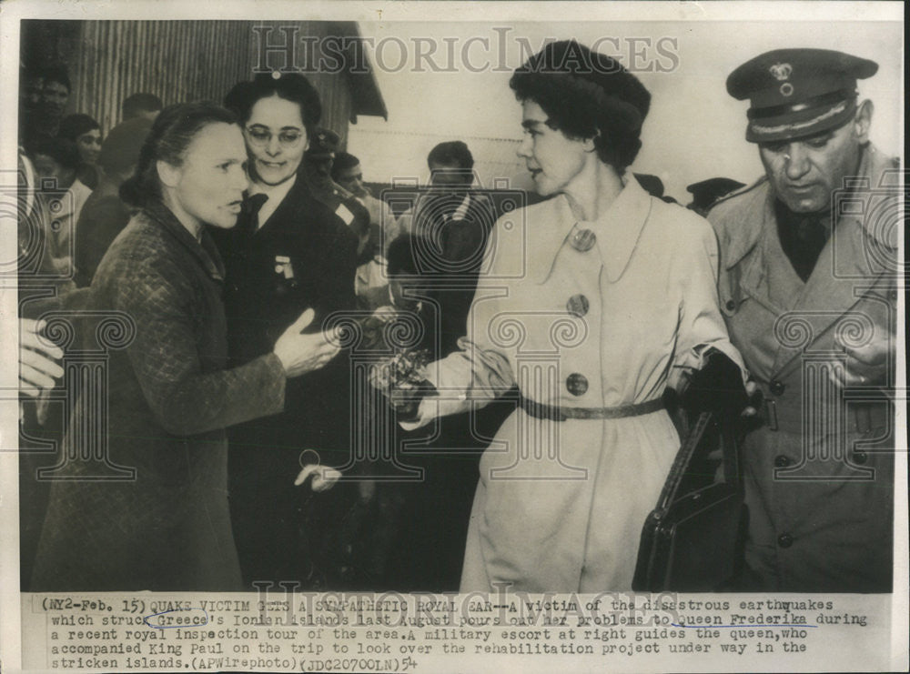 1954 Press Photo Queen Frederika Speaks With Victims Of Greek Earthquakes - Historic Images