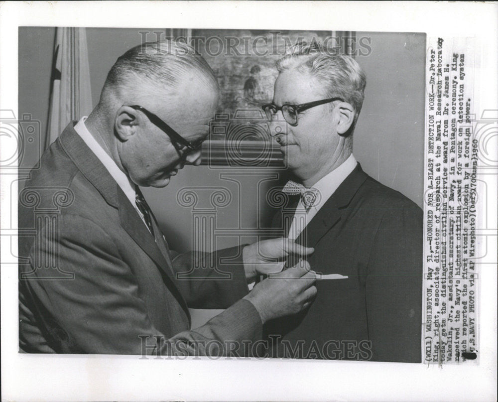 1960 Press Photo Dr. James H. Wakelin, Jr and Dr. Peter King, Naval Research Lab - Historic Images