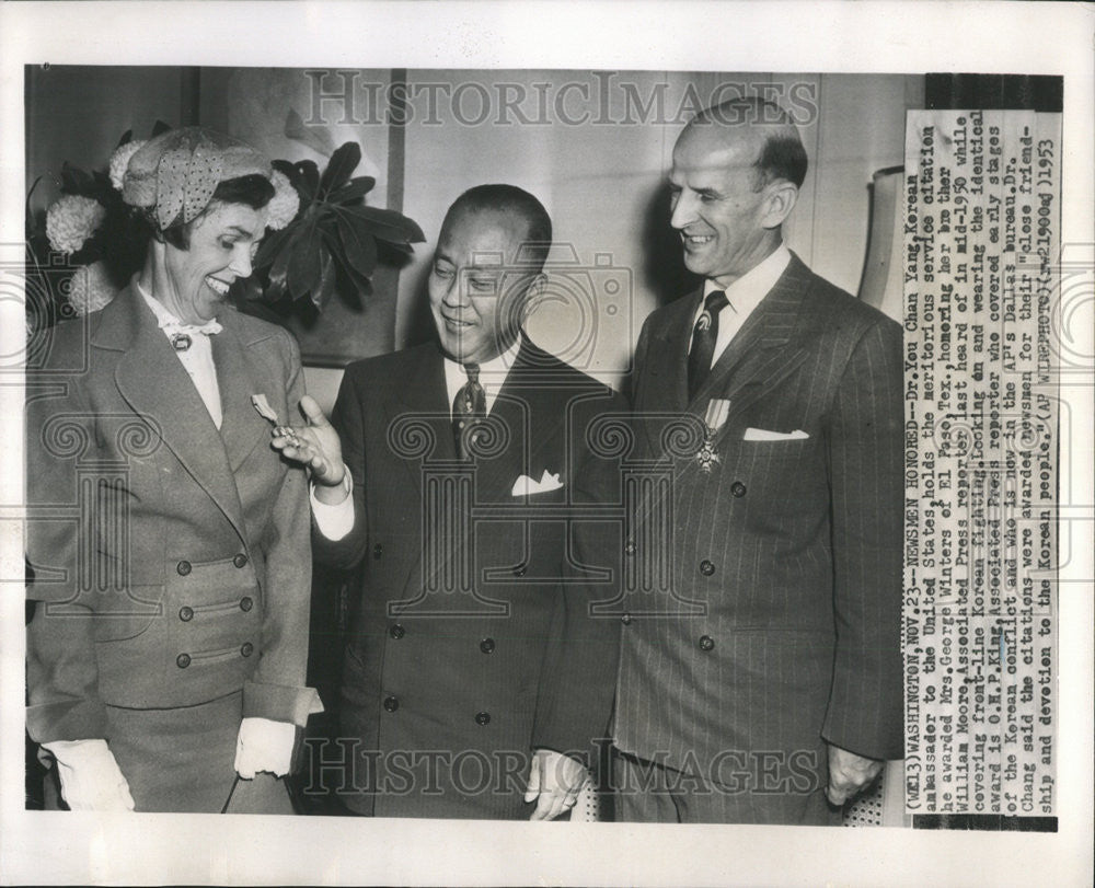 1953 Press Photo Dr You Chan Yang George Winters US Newsmen Pase Texas - Historic Images