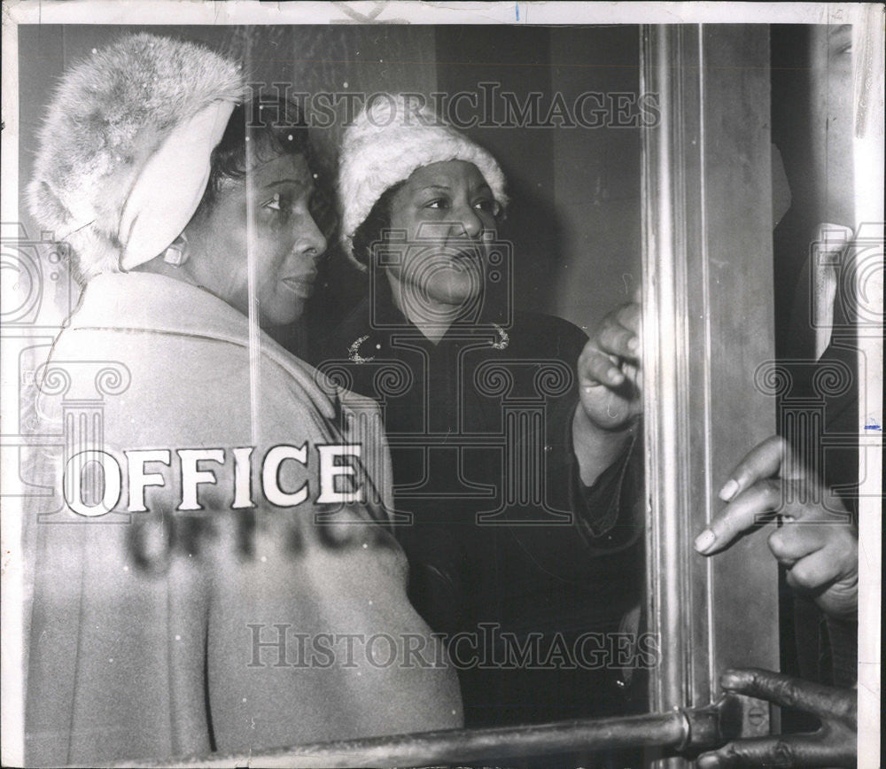 1963 Press Photo Mrs. Ella Lewis arrives where his husband was shoot. - Historic Images