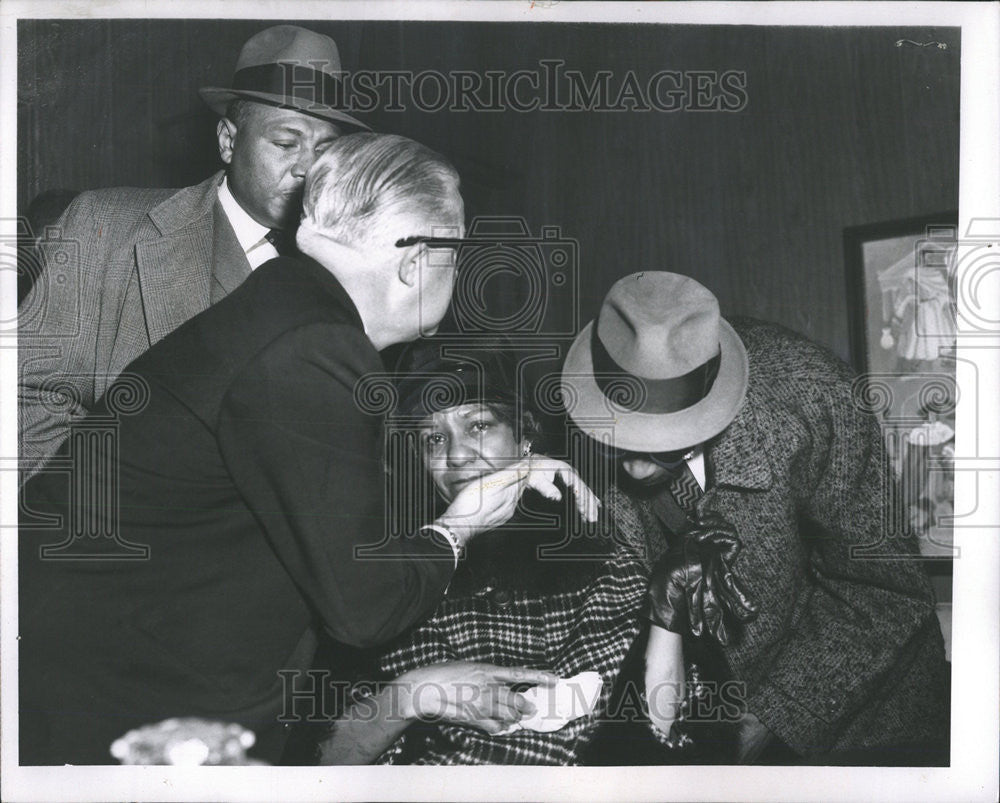 1963 Press Photo Corner Andrew Loan Brother-in-law Moe Lewis Widow Slain - Historic Images