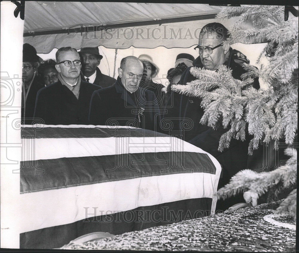 1963 Press Photo Graveside Lewis FuneralCemetery Worth Illinois Larry Nocerino - Historic Images