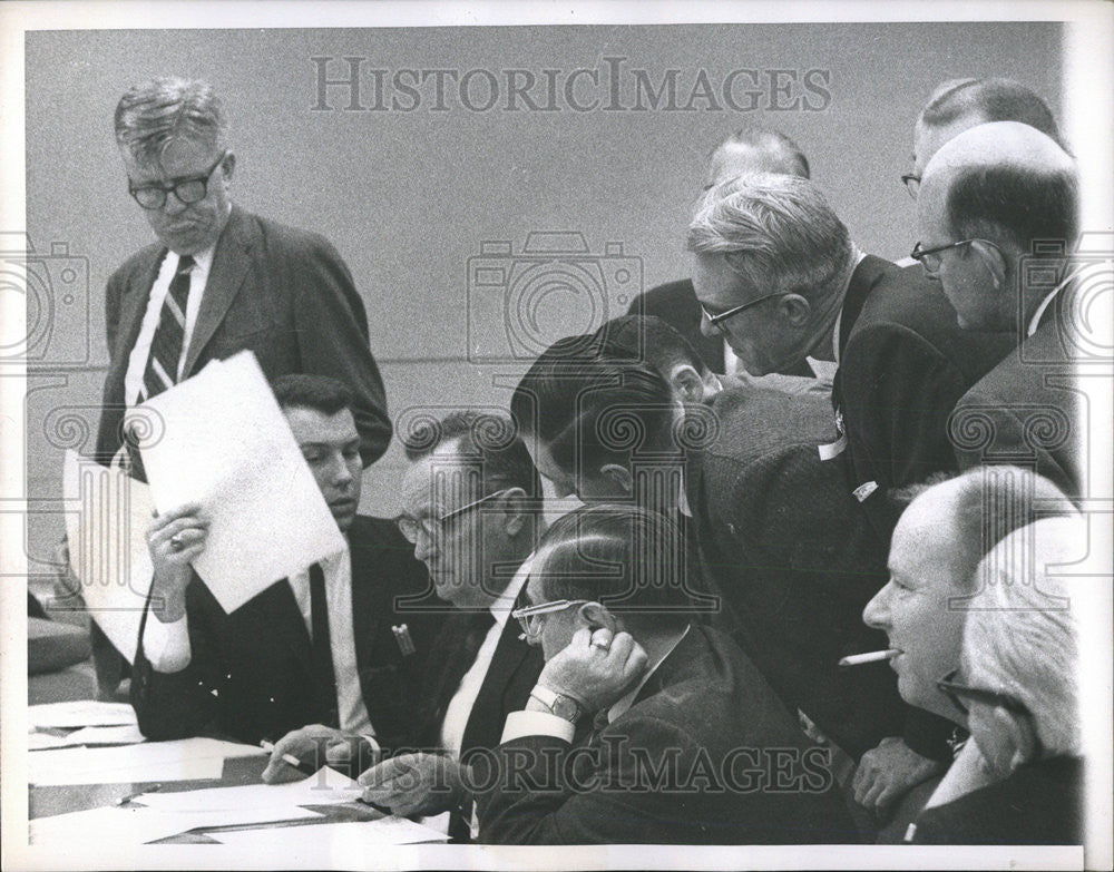 1963 Press Photo John Lewis speaker of the House with a cigarette on hand - Historic Images