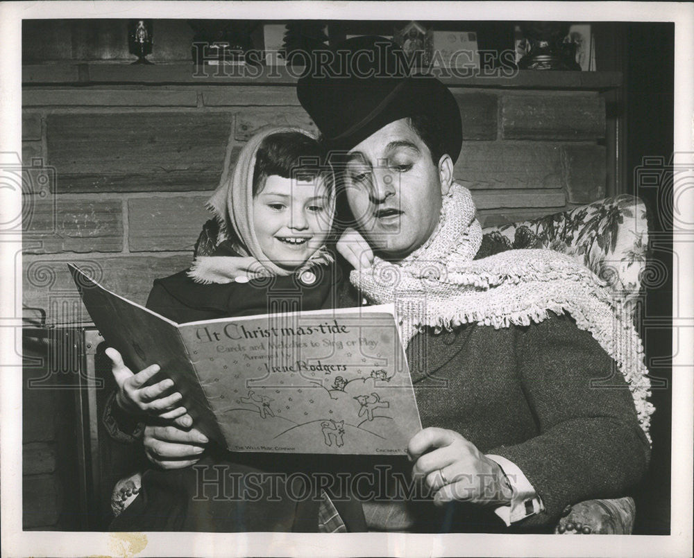 1952 Press Photo Christmas Carols Danny Thomas Bunny Lewbel daughter television - Historic Images