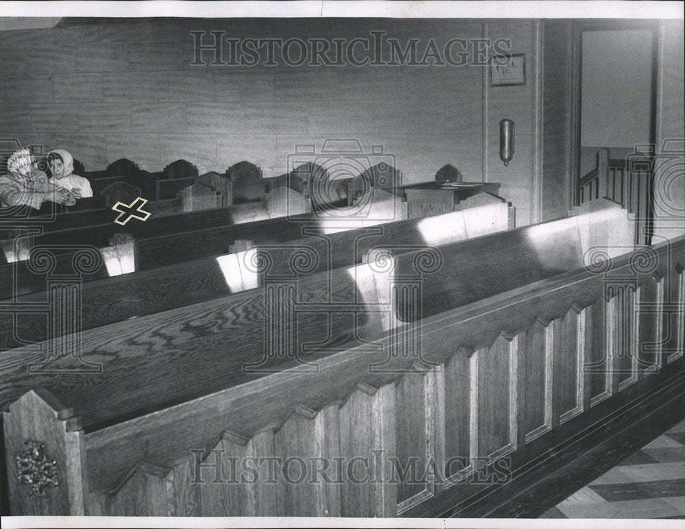 1961 Press Photo Gertrude Lewandowski praying at the Blessed Sacrament Church. - Historic Images