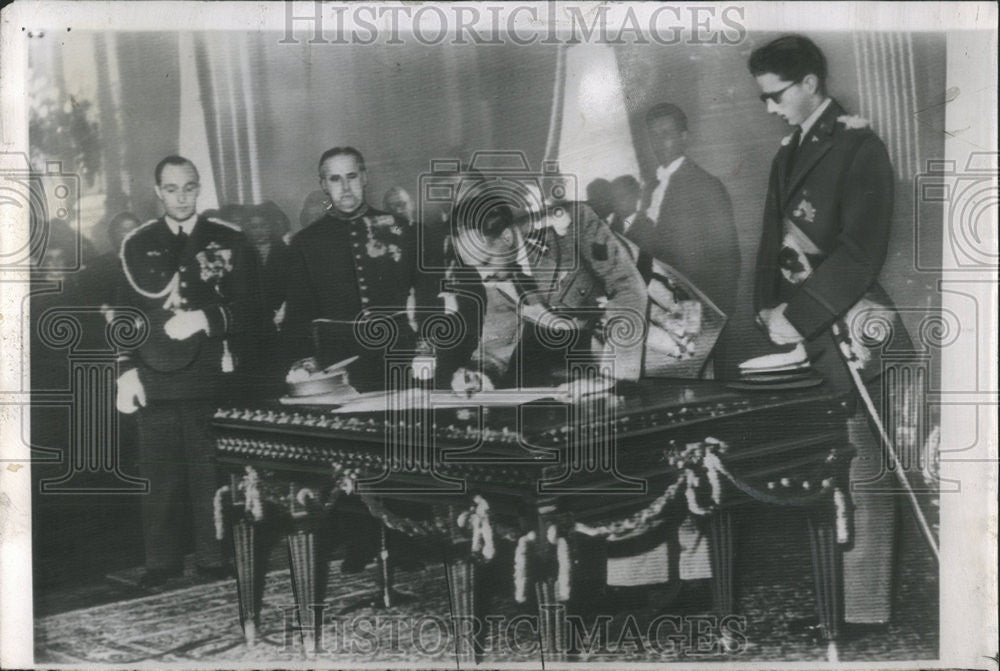 1951 Press Photo King Leopold III of Belgium signs abdication document - Historic Images