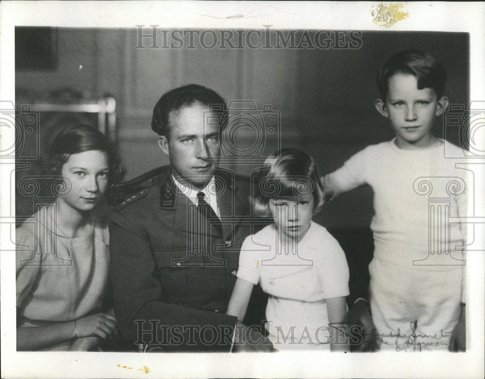 1940 Press Photo King Leopold Belgians Children German Blitzkrieg Belgium Snap - Historic Images