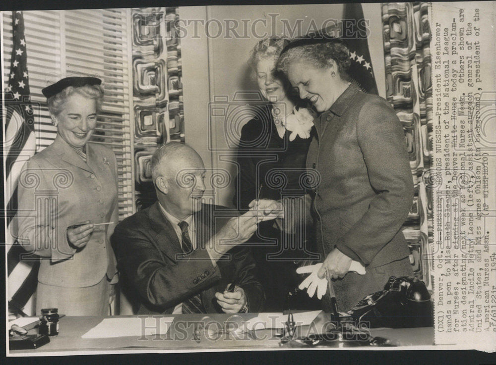 1954 Press Photo Eisenhower Ruth Sleeper Lucile Petry Leone Agnes  American - Historic Images