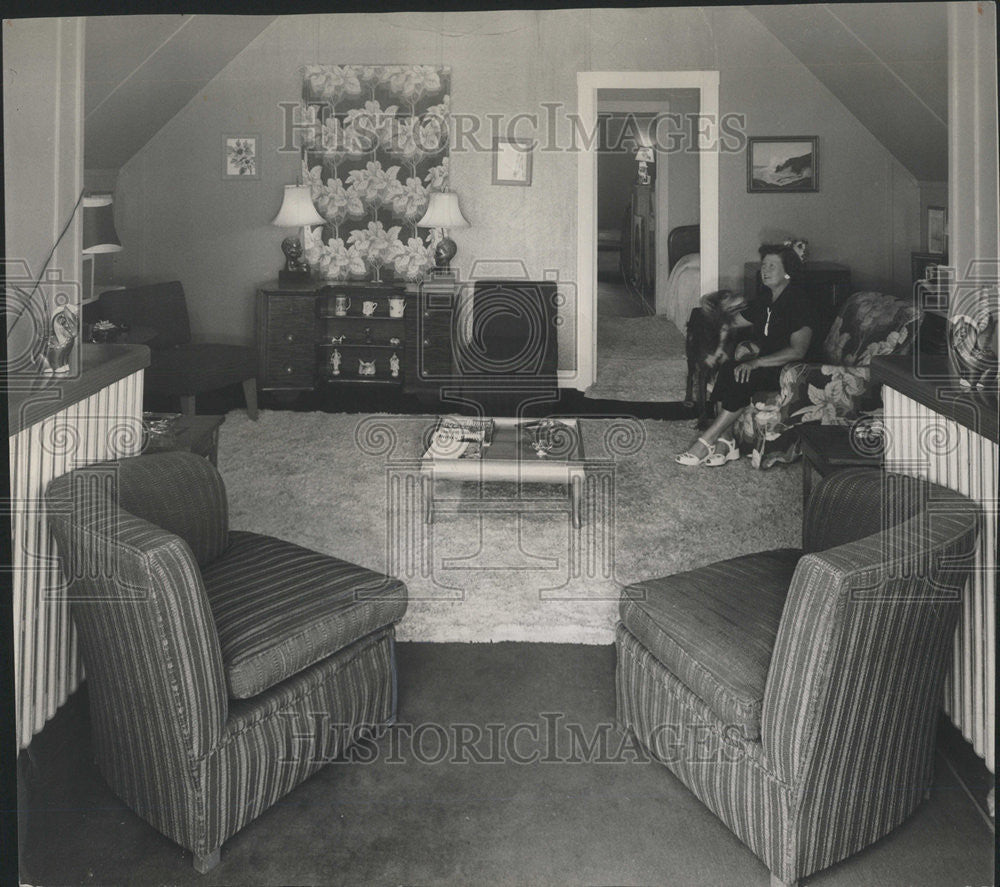 1950 Press Photo Mrs Leone Setter Timothy Toole Living Room Wall Painted Light - Historic Images