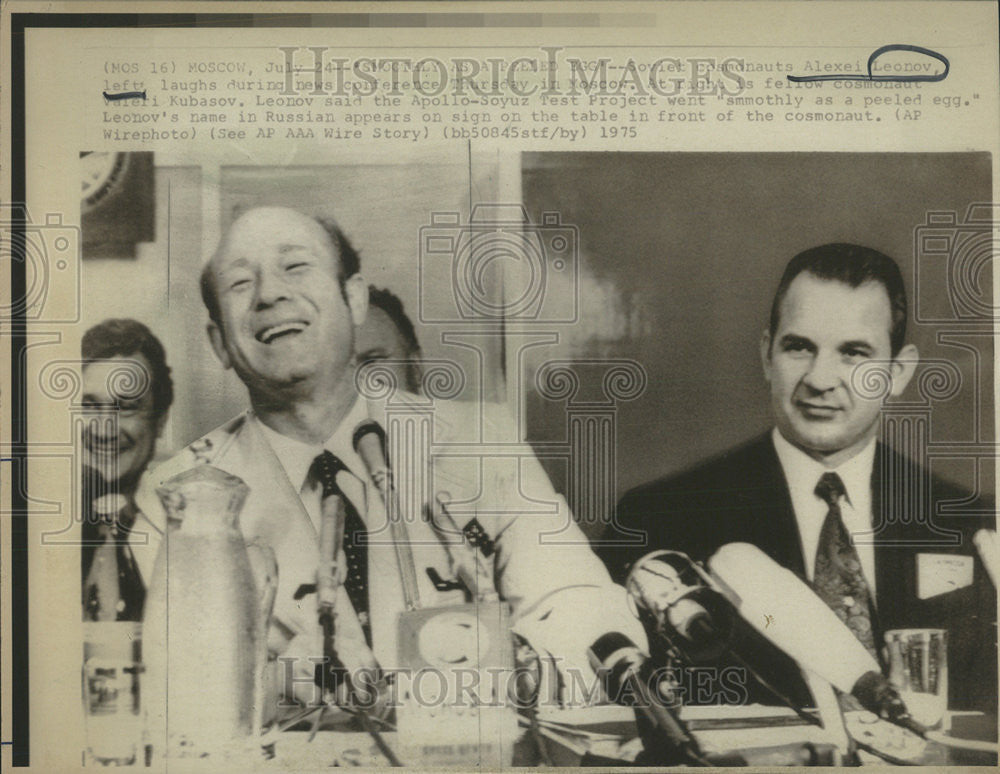 1975 Press Photo Alexei Leonov Soviet Cosmonaut in press conference - Historic Images