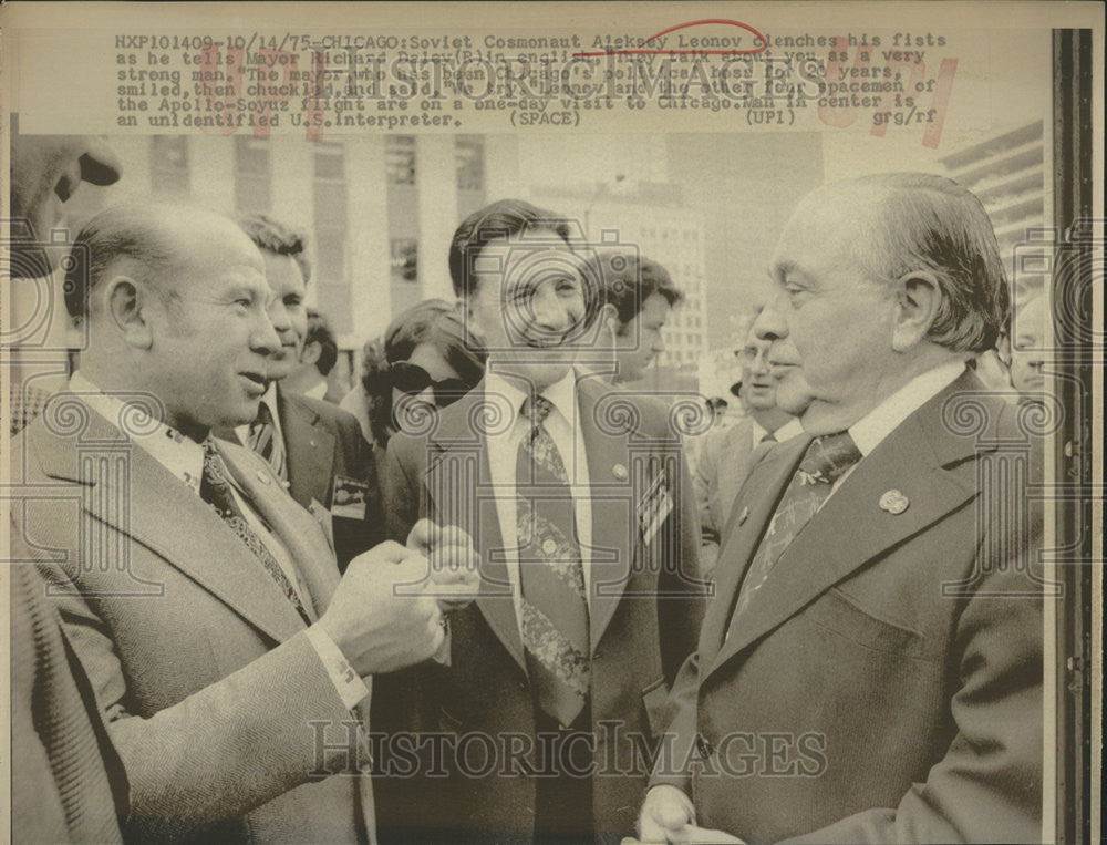 1975 Press Photo Mayor Richard Daley Aleksey Leonov Soviet Cosmonaut Englsih - Historic Images