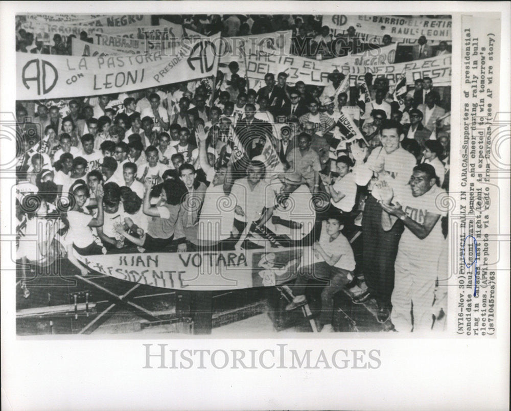 1963 Press Photo Raul Leeni Wave Caracas Presidential Candidate - Historic Images