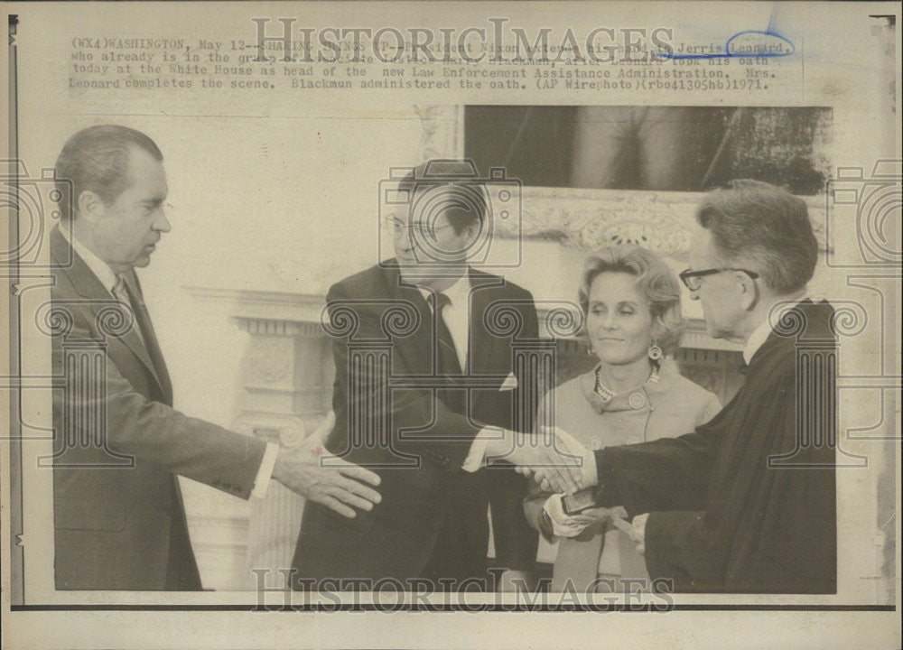 1971 Press Photo President Nixon shakes hands with Jerris Leonard - Historic Images