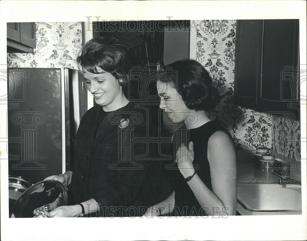 1964 Press Photo Sara Leonard Phoebe Braddock Illinois Children Home Aid Society - Historic Images