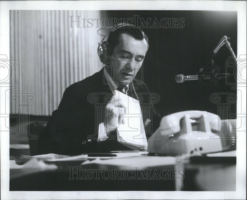 1971 Press Photo Roy Leonard on WGN radio - Historic Images