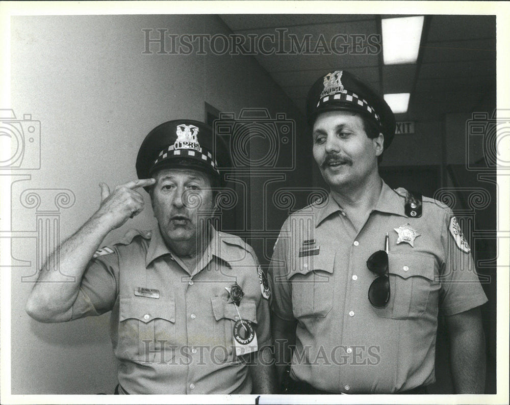 1987 Press Photo Patrol Officer Anthony Bonder bank robbery suspect Gun Police - Historic Images