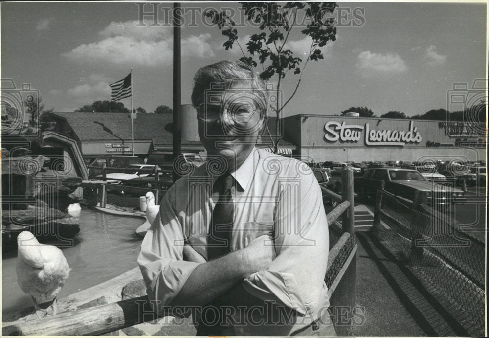 1988 Press Photo Stew Leonard posses in front of his grocery store. - Historic Images