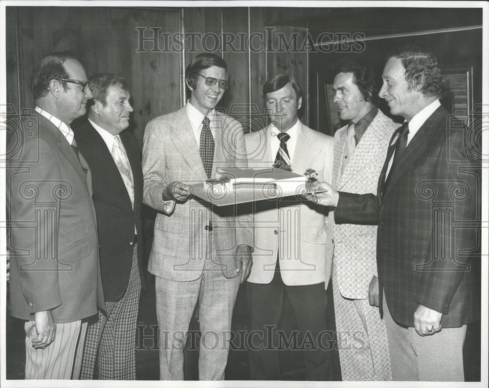 1974 Press Photo Mr. Gary Leonardo Chairman of the Board Burbank State Bank - Historic Images