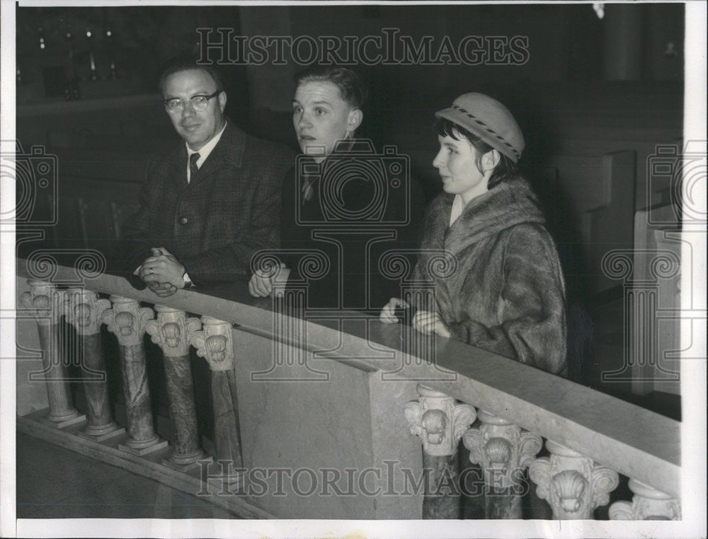 1960 Press Photo Paulius Leonas Children Tomas Regina Lithuanian Church - Historic Images