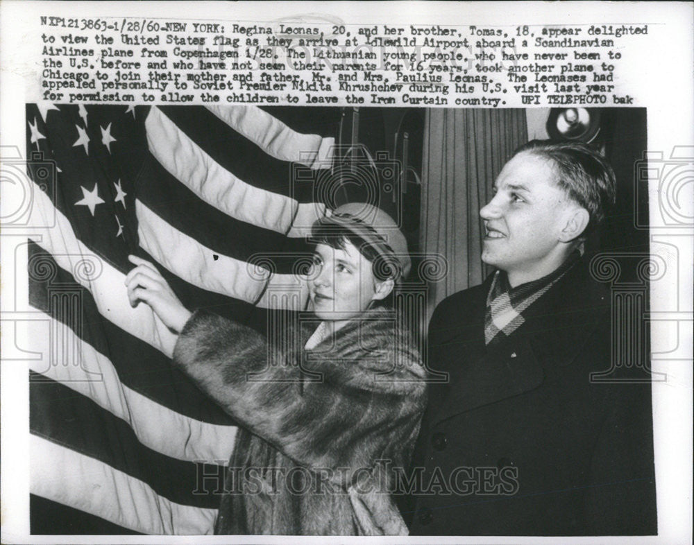 1960 Press Photo Regina Leonas and brother Tomas at Idlewild Airport en route US - Historic Images