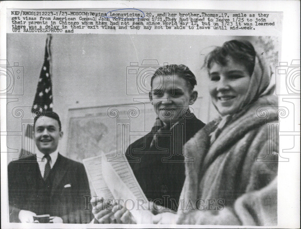 1960 Press Photo Regina Leonas and brother Tomas receiving their US Visa - Historic Images