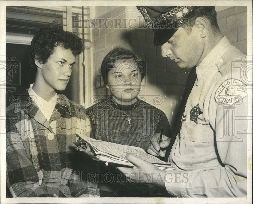 1957 Press Photo Sharon Giese and Collete Pozesky investigated by traffic police - Historic Images