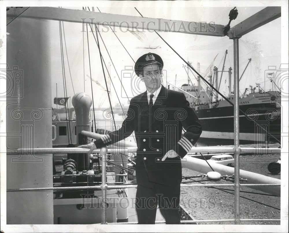 1959 Press Photo Captain Theodor Lewin Tamar Israeli Ship Calumet Harbor - Historic Images