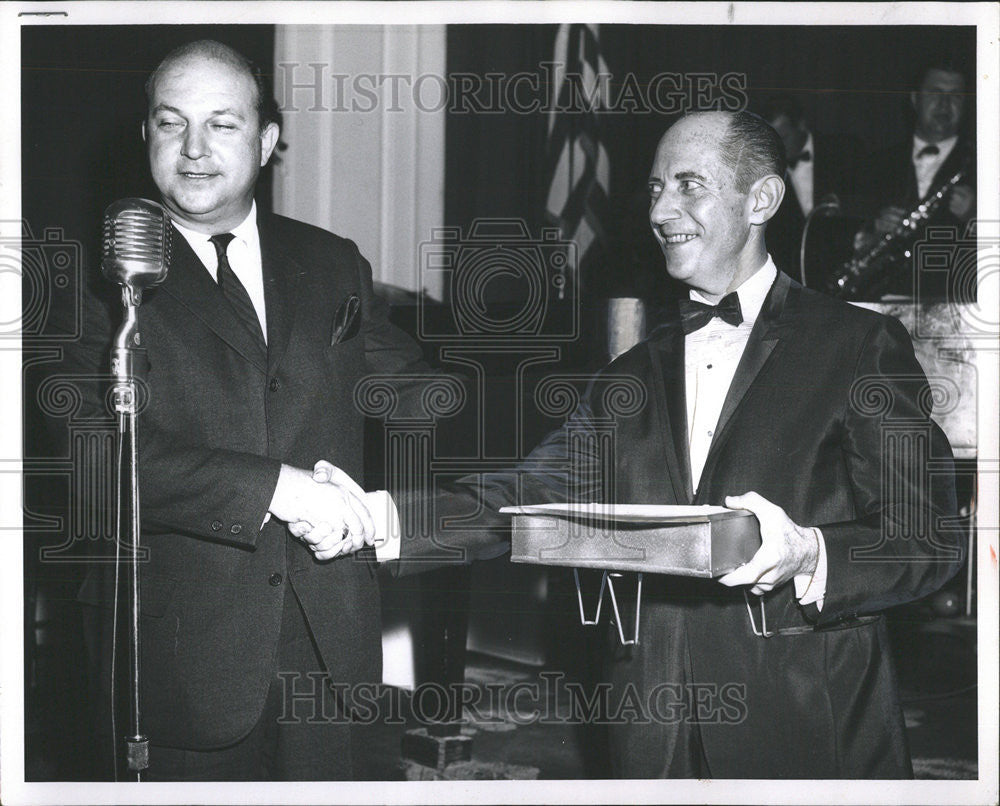 1963 Press Photo John Bogardus Hotel Ambassador Bandleader David Le Winter - Historic Images