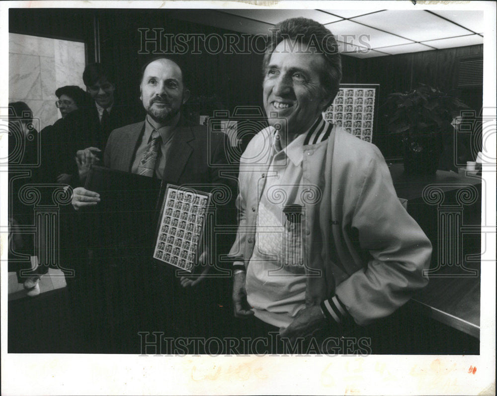 1993 Press Photo D.J. Fontana Elvis Presley Drummer Receives Stamps Ken Britton - Historic Images