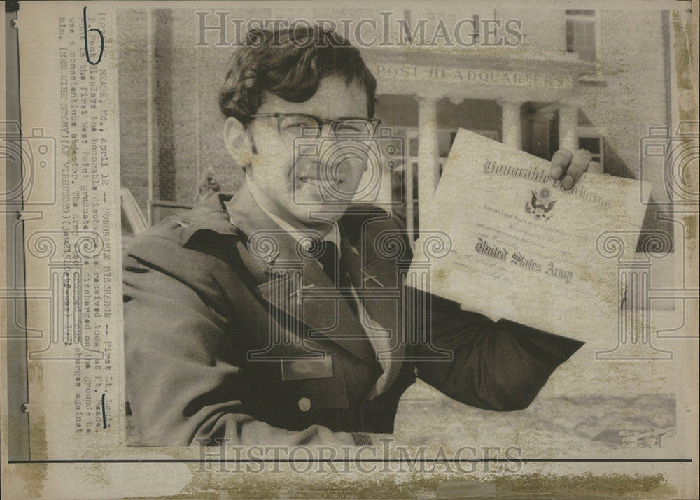 1971 Press Photo FIRST LT. LOUIS F. FONT DISPLAYS HONORABLE - Historic Images