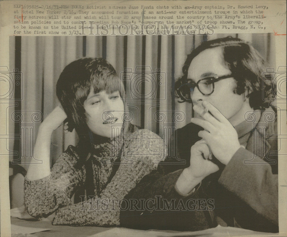 1971 Press Photo  Actress Jane Fonda with ex-Army Capt Dr. Howard Levy - Historic Images