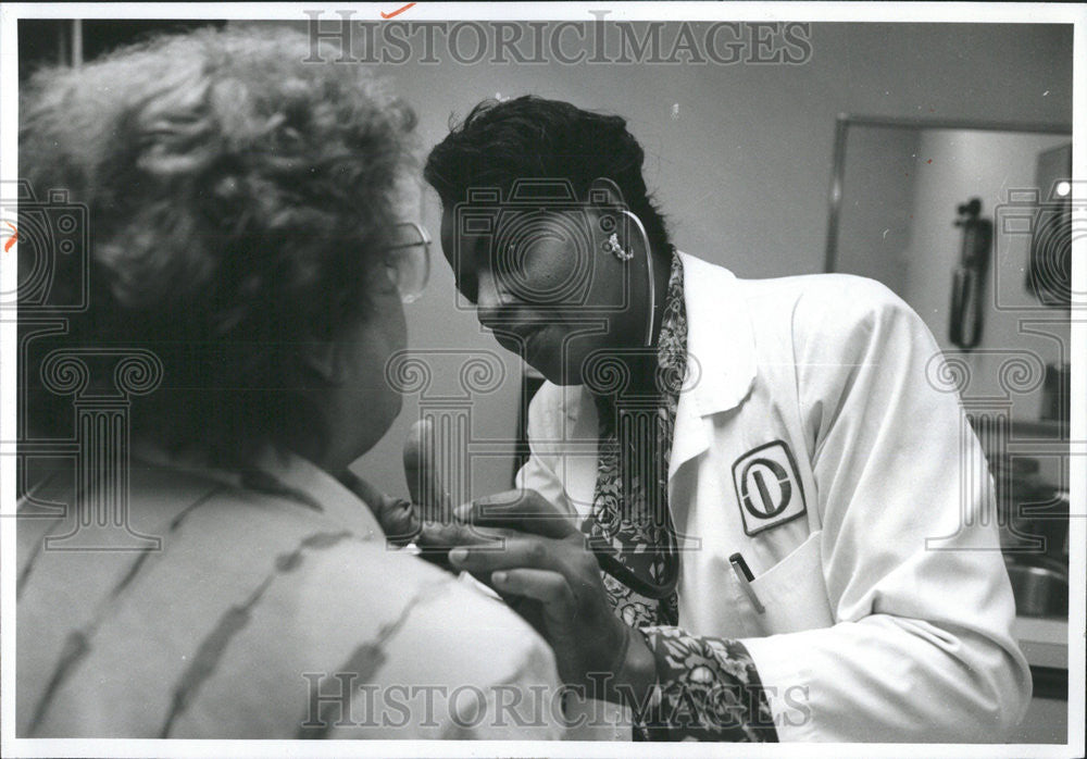 1993 Press Photo Janet Forbes Women&#39;s Healthcare And Wellness Center Oak Park - Historic Images