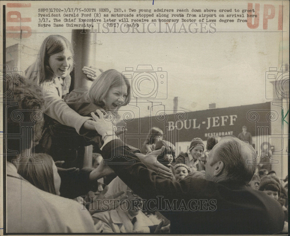 1975 Press Photo President Gerald Ford motorcade airport Crowd Route Airport - Historic Images