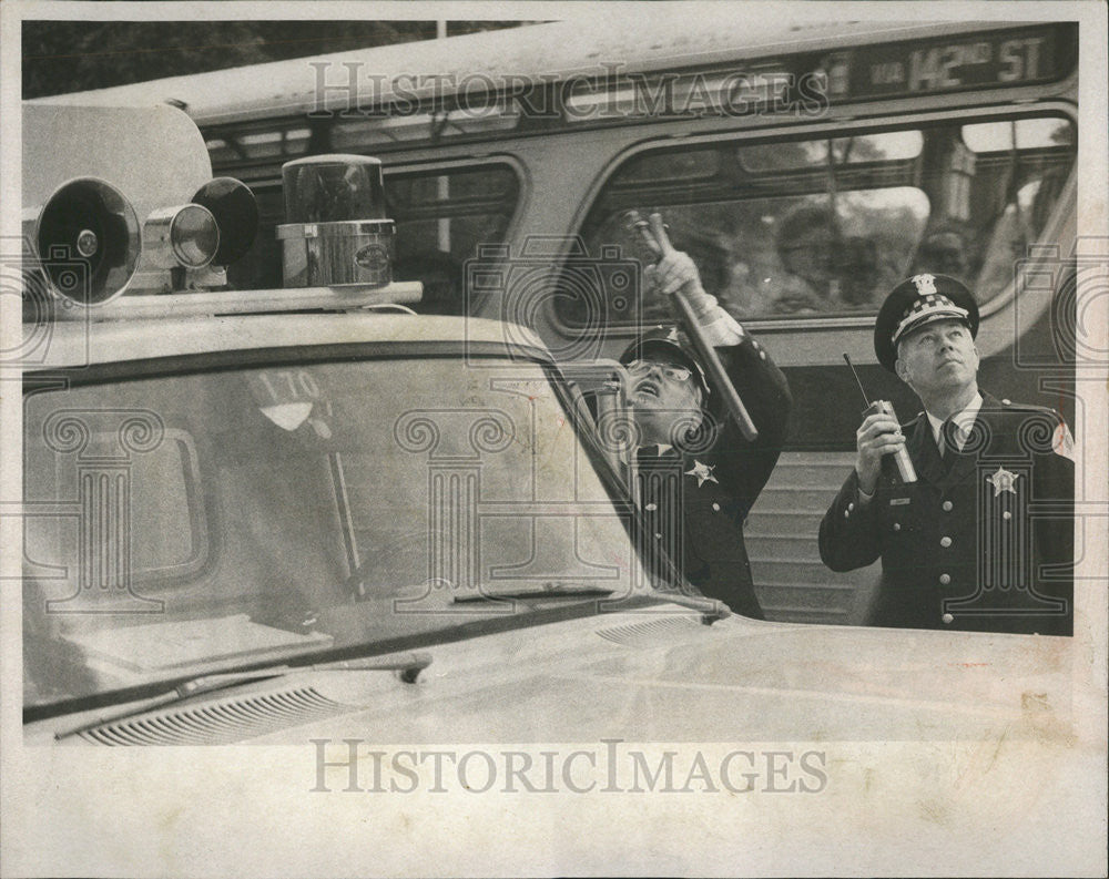 1975 Press Photo Police Security Presidential Visit McLaughlin - Historic Images