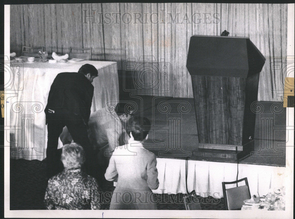 1975 Press Photo Security sweep before President&#39;s Ford speech at Republican fun - Historic Images