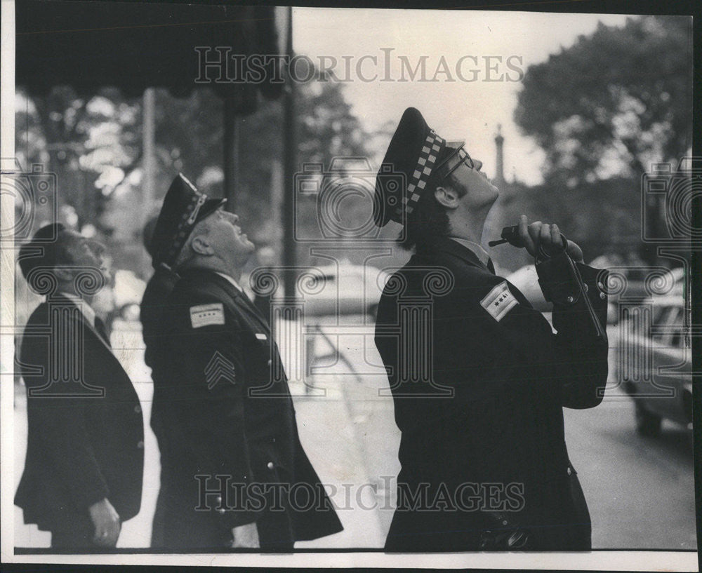 1975 Press Photo President Ford Chicago Visit Police Scan Hotel Windows - Historic Images