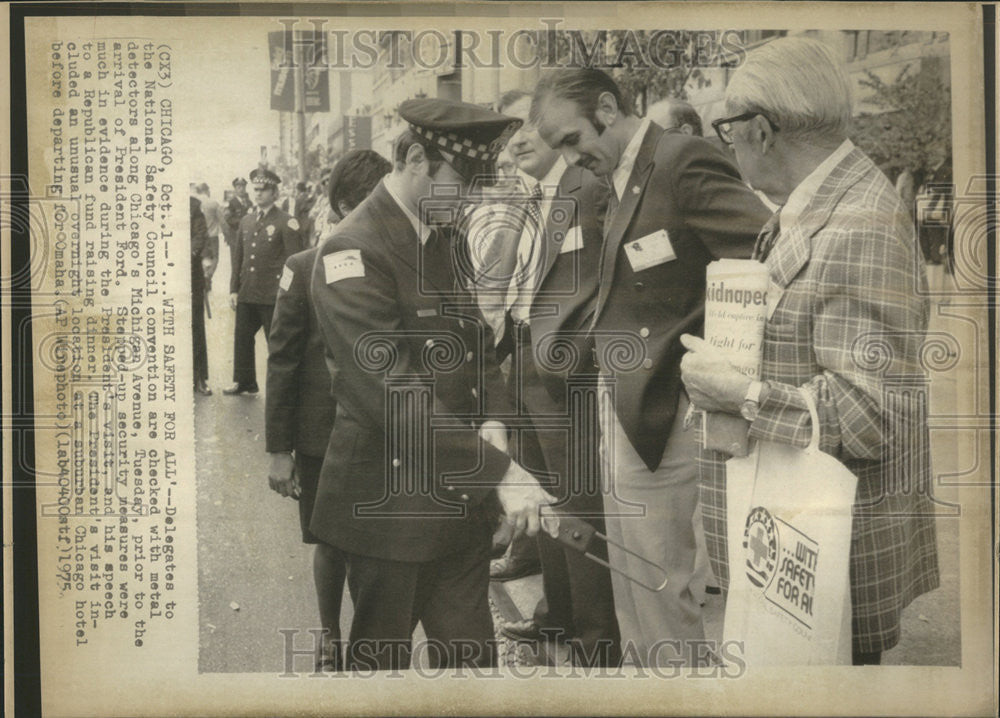 1975 Press Photo Chicago gets ready for President Ford&#39;s visit - Historic Images