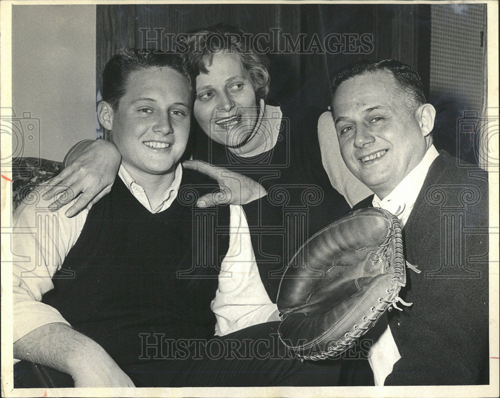 1966 Press Photo Mr. and Mrs. Walter Dudekwith wife and son John - Historic Images