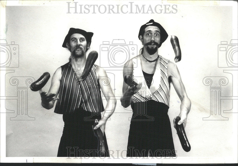 1980 Press Photo Flying Karamazov Bros Chicago Zucchini Tossed - Historic Images