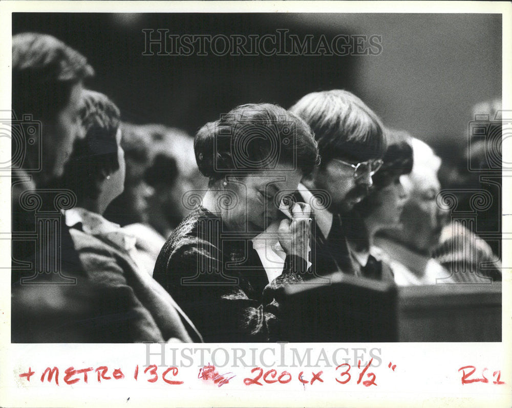 1983 Press Photo Mary Flynn Jamie Mourn Husband Fahey Memorial - Historic Images