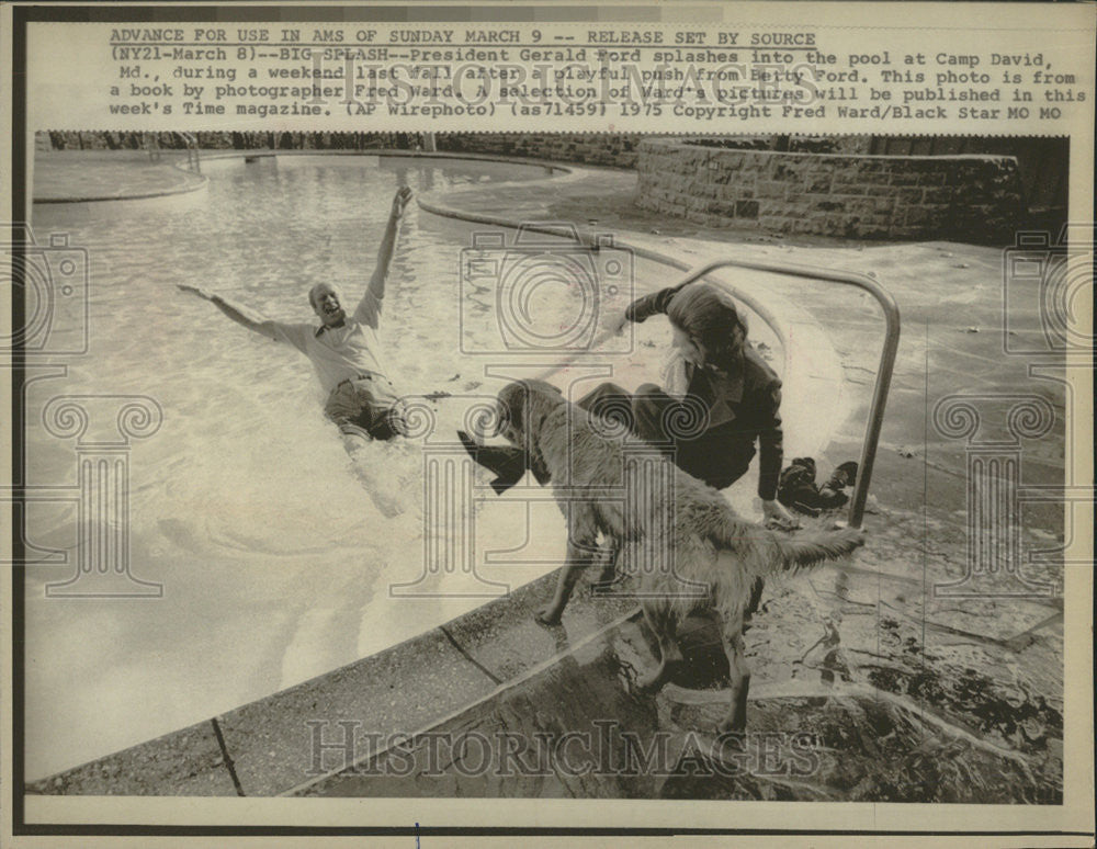 1975 Press Photo President Gerald Ford pool Camp David Md Betty Splash Dog - Historic Images